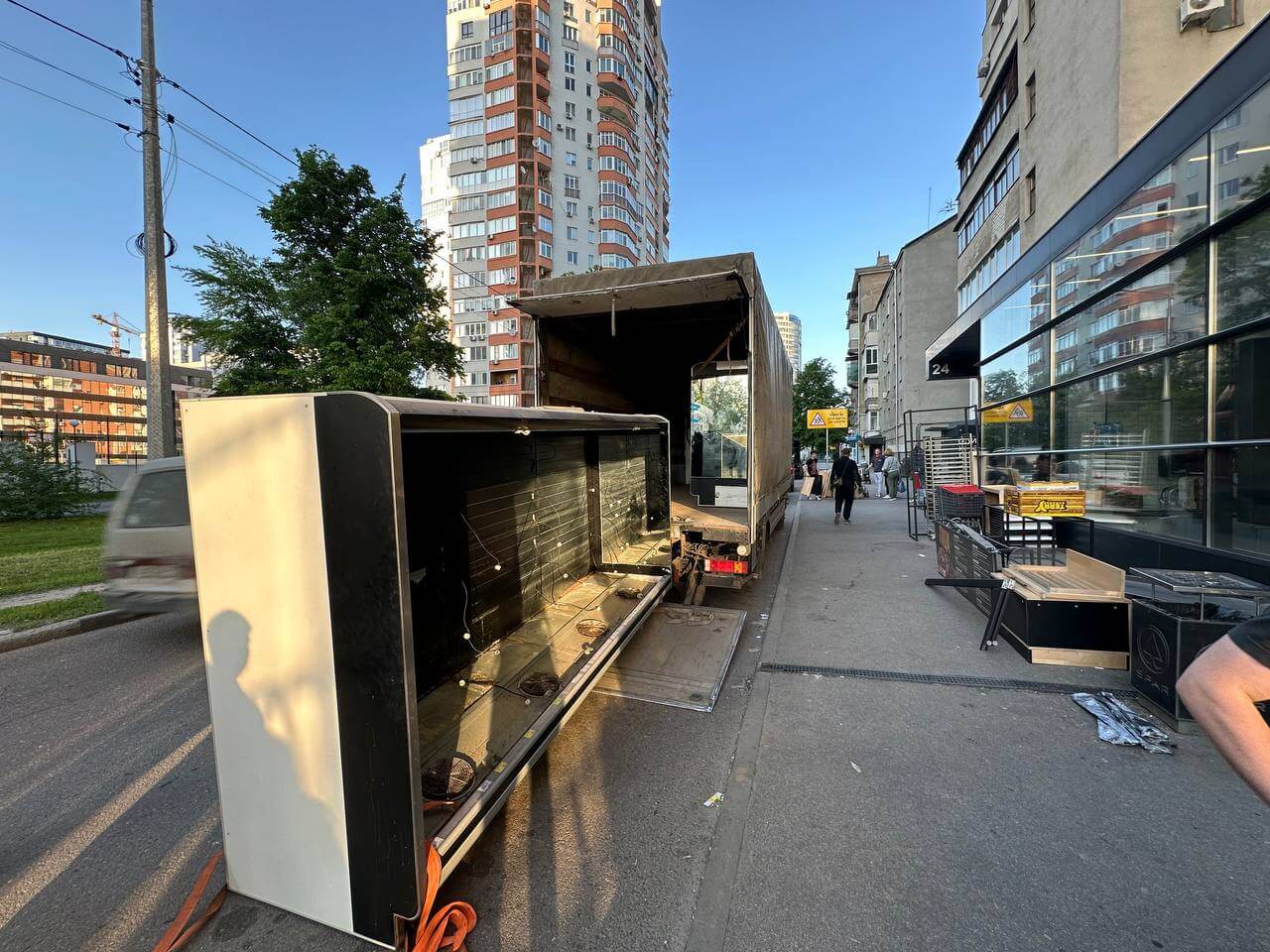 Завантаження холодильника до фургона при офісному переїзді у Харкові. Вантажні перевезення, Газель, Вантаж Time.