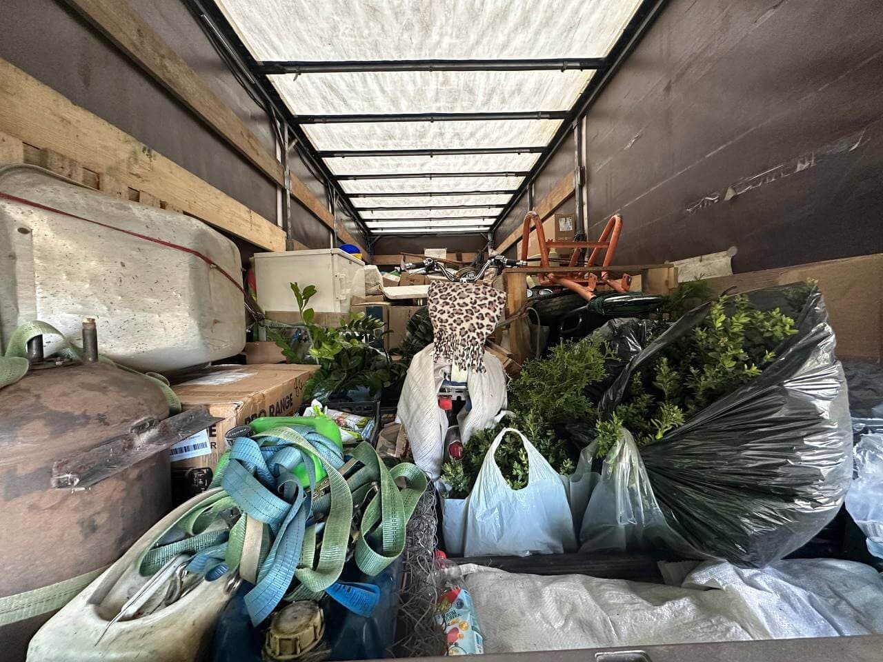 Завантажений фургон компанії «Вантаж Тайм» із побутовими речами та ременями для фіксації вантажу. Професійне перевезення квартир і будинків у Харкові — з дбайливим ставленням до майна клієнтів.