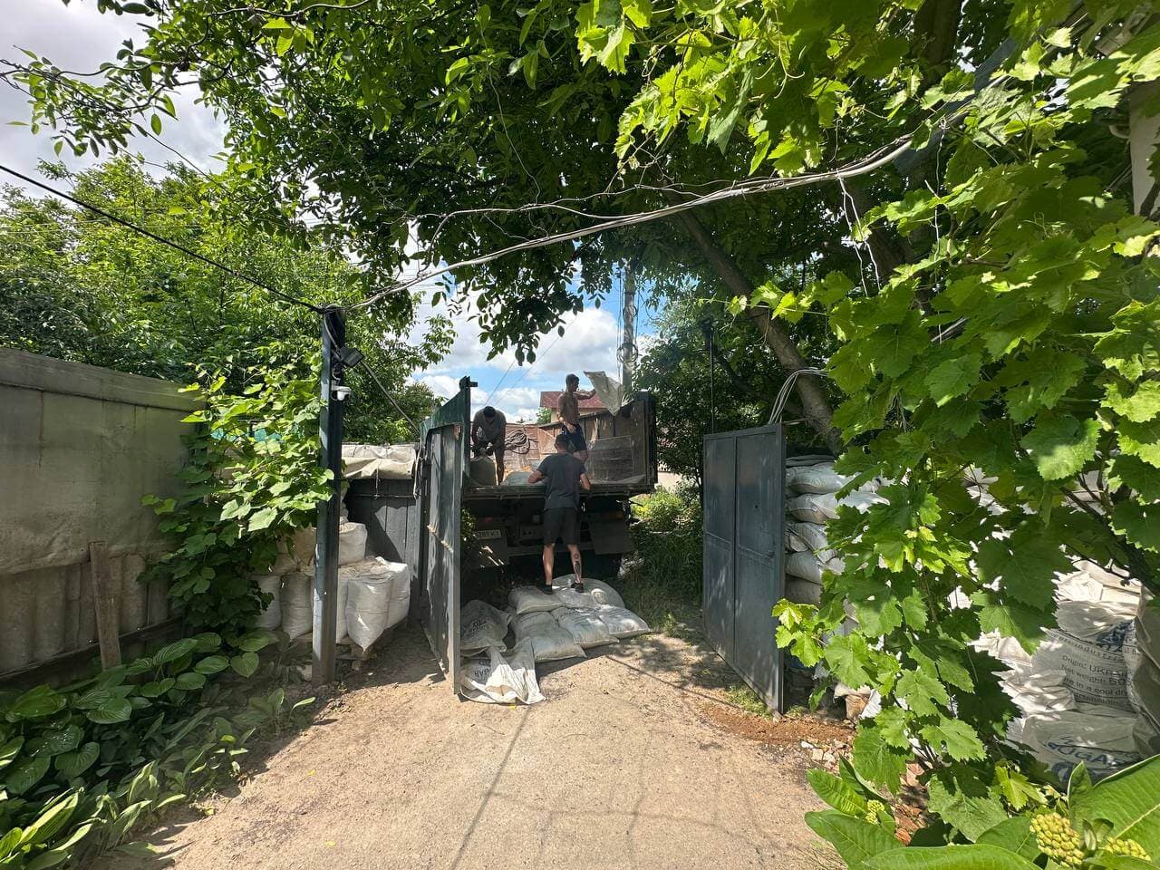 Вивантаження будівельного сміття та мішків з ділянки у Харкові. Послуги вивозу сміття, демонтажу та вантажних робіт від компанії Вантаж Тайм.