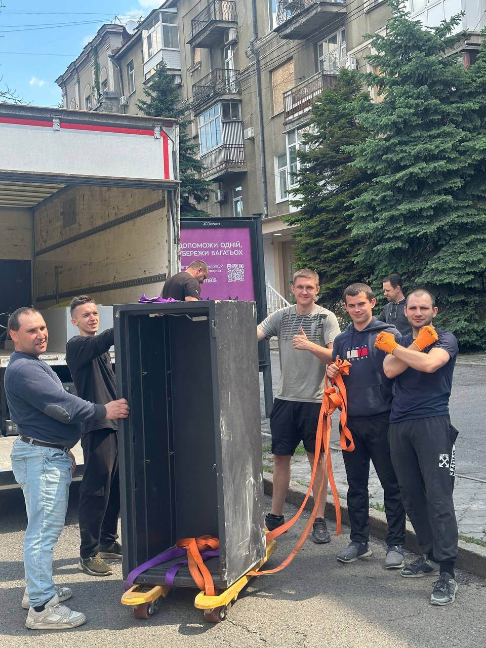 Вантажники Вантаж Time Харків біля вантажівки з сейфом — такелажні роботи, перевезення сейфів.