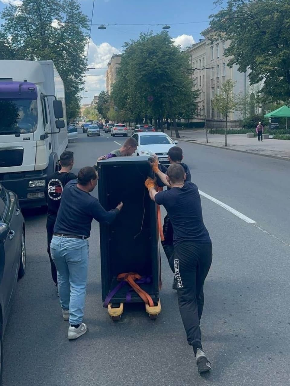 Команда вантажників Вантаж Тайм перевозить меблі по центральній вулиці Харкова. Професійні послуги переїзду, офісного та квартирного перевезення.