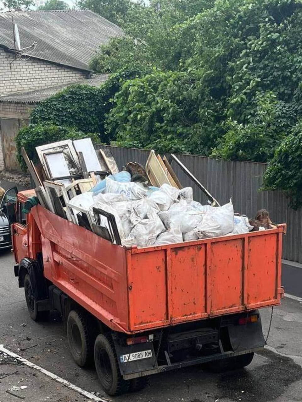 Вивіз будівельного сміття у Харкові. КАМАЗ завантажений мішками та будматеріалами. Послуги демонтажу та утилізації Вантаж Тайм