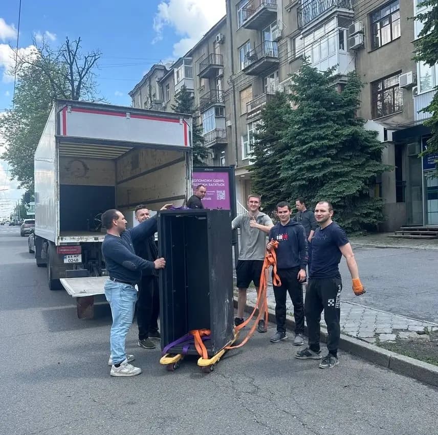 Професійна команда вантажників ВантажTime Харків - квартирні та офісні переїзди, досвідчені спеціалісти з вантажоперевезень, вивіз сміття, такелажні роботи